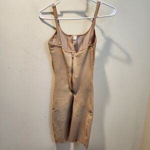 LEONISA Shapewear Bodysuit in Nude — Women's Slimming Garment Bodyshaper Fits M